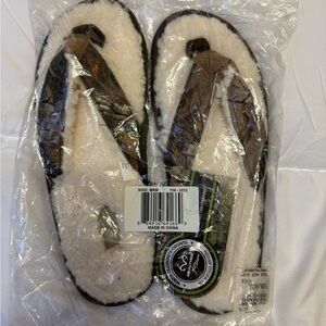 Realtree Camouflage Slippers with White Lining